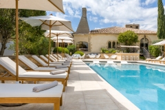 Le-Vieux-Castillon-Piscine-vue-cheminee©WanderlustLab