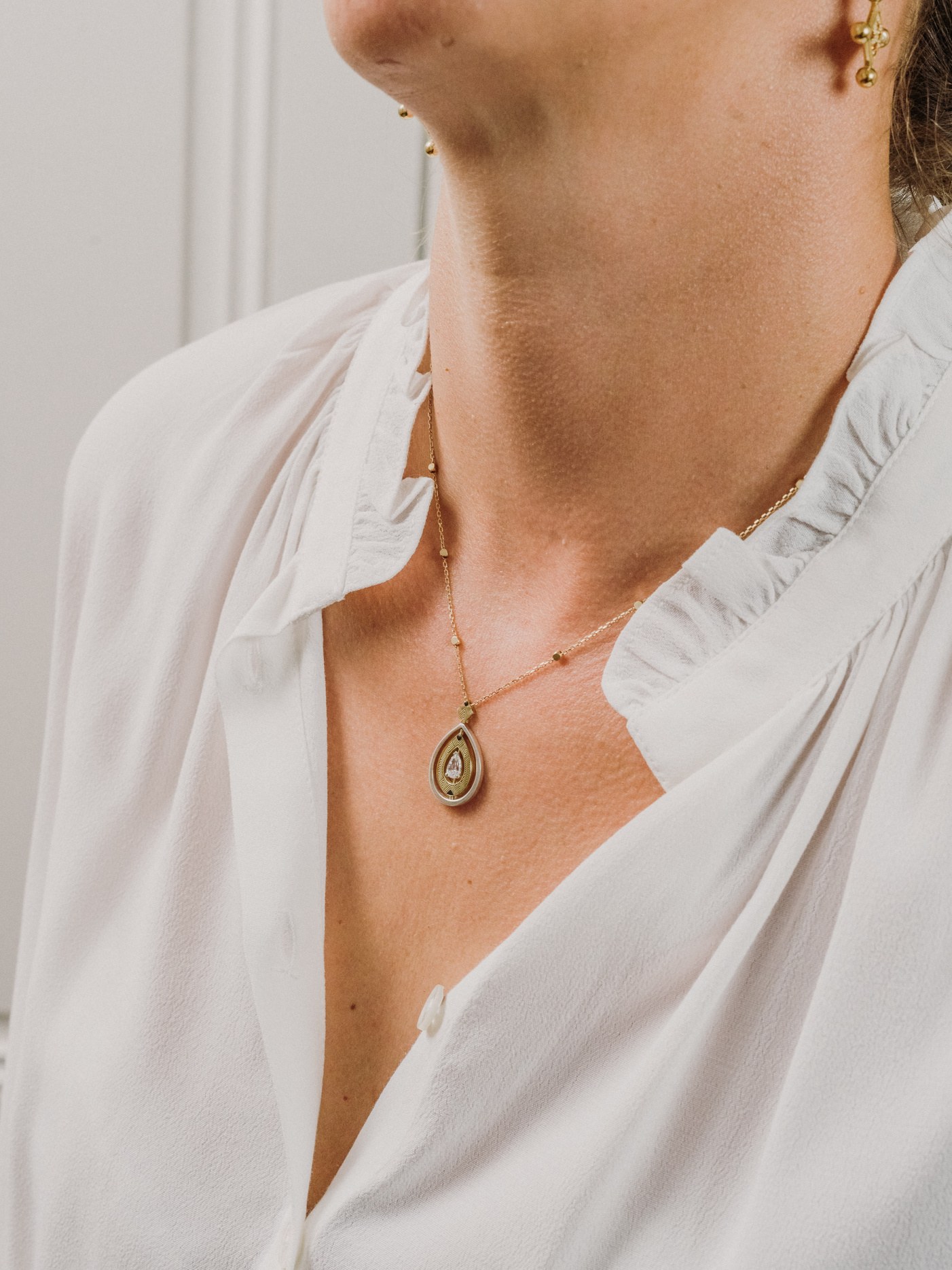 Collier porté autour du cou