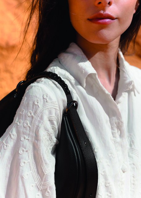 Sac noir Nouvelle Lune porté à l’épaule