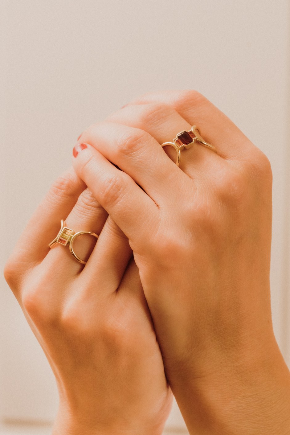 Bague Caroline portée à la main